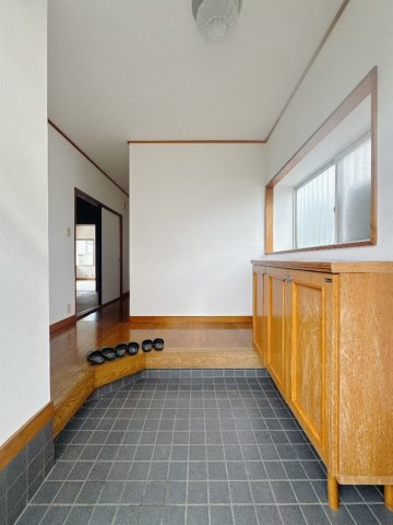 【中古戸建】高崎市棟高町の玄関|■玄関｜ご家族の靴がたくさんしまえる下駄箱付き。お子様の靴がこれから増えても安心な大きさです