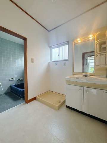 【中古戸建】高崎市棟高町の独立洗面台|■洗面室｜ゆとりのある洗面脱衣室ではお子様と並んで歯磨きもできるので一緒に成長を楽しめます♪ひろびろとした洗面室で、朝の準備も楽しくなります☆.*