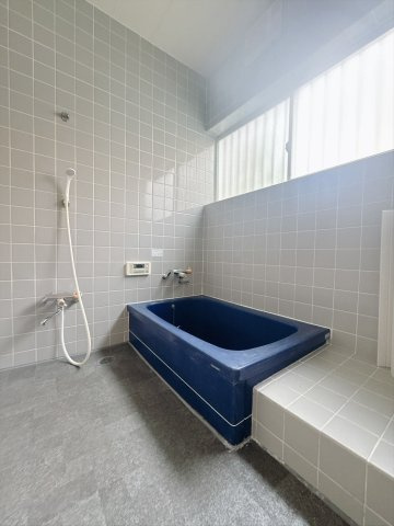 【中古戸建】高崎市棟高町の浴室|■浴室｜デザイン性に優れた浴室♪1日の疲れを癒す、ゆったりとしたバスタイムをぜひお過ごしください(*＾＾*)大きな窓付きで嬉しい♪