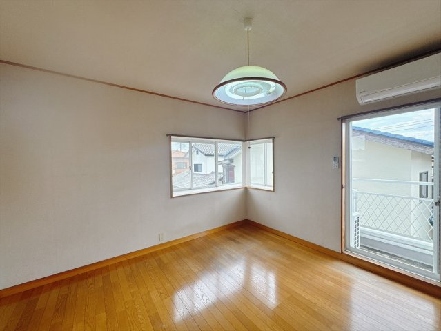【中古戸建】高崎市棟高町の洋室|■2階洋室｜ナチュラルカラーの床です。模様替えなどとても楽しく工夫できます♪陽当たり、風通しもとても良いので毎日快適な生活スタートです！子供部屋にも良いですね♪