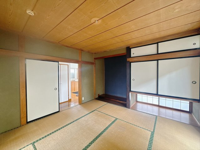 【中古戸建】高崎市棟高町の和室|■2階和室｜意外と場所をとるアイロンがけや、お洗濯物を畳むときにも広々と使うことができ、ちょっと一休みしたいとき、すぐに横になれるのも魅力です♪
