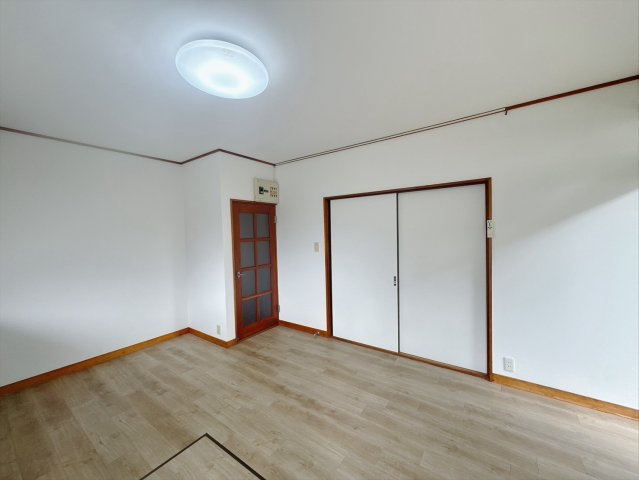 【中古戸建】高崎市棟高町の居間・リビング|■リビング｜木製で懐かしさのある家具やアンティーク調の小物に囲まれてレコードを流したり小説を読んだり…そんな心ときめく暮らしをしませんか？