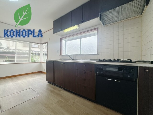 【中古戸建】高崎市棟高町のキッチン|■キッチン｜お料理をしながら会話も弾むキッチン。出来上がったお料理お子様に運んでもらったりと、お手伝いも楽しくしてもらえることができます♪