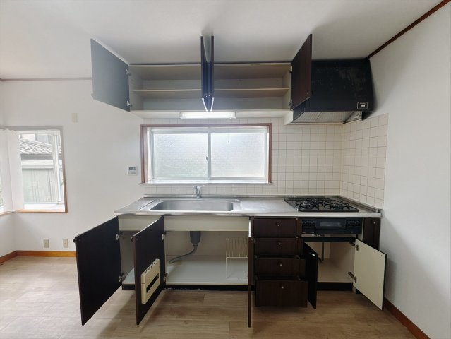 【中古戸建】高崎市棟高町のキッチン|■キッチン｜大きなお鍋や調理用具のも出し入れラクラクな収納がたっぷり！毎日使う場所だからこそ、無理のない姿勢で作業できるのは嬉しいポイントですね(*＾＾*)♪