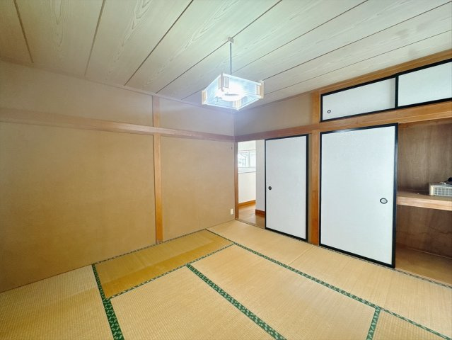 【中古戸建】高崎市棟高町の和室|■1階和室｜和室を書斎にしたり、冬にはコタツを敷いて家族みんなで年越しをするのもいいですね。家族みんなのお気に入りの空間になります♪