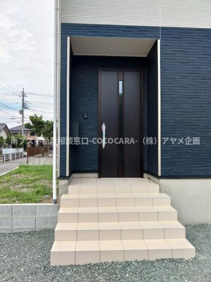 中央市西花輪の新築一戸建の玄関