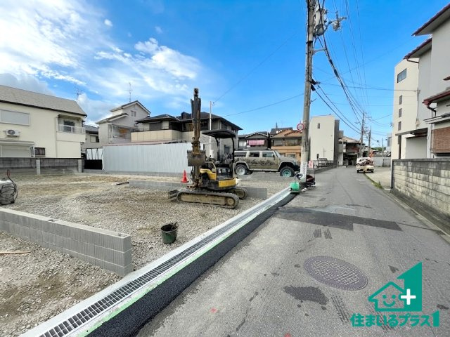 ■寝屋川市仁和寺本町　新築一戸建ての前面道路含む現地写真|周辺は落ち着いた街並みの住宅地！子育てがしやすい住環境です！まだ未完成ですが、現地でしかわからない事もございます。是非一度ご覧ください。