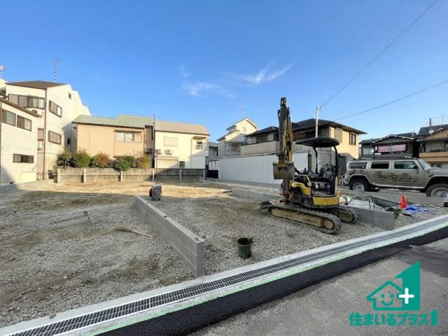■寝屋川市仁和寺本町　新築一戸建ての外観|周辺は落ち着いた街並みの住宅地！子育てがしやすい住環境です！まだ未完成ですが、現地でしかわからない事もございます。是非一度ご覧ください。