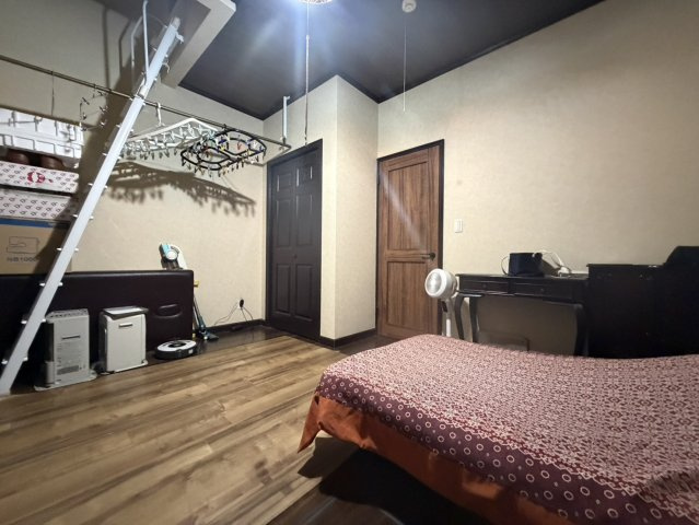開放感溢れるカフェ兼住宅♪那須塩原市上厚崎の洋室|ゆったりした洋室です
