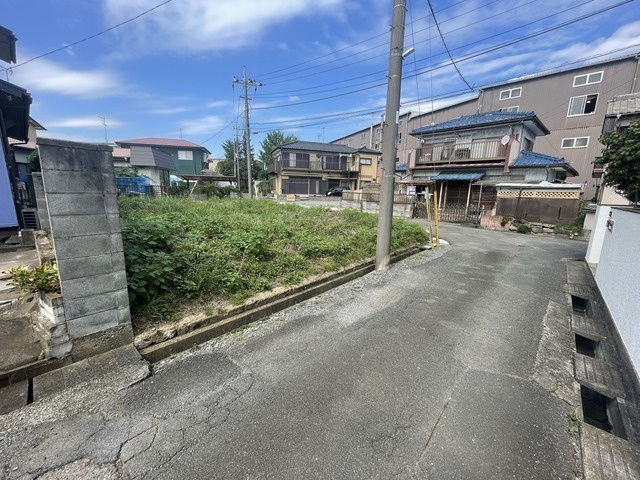 東松山市東平　売地の前面道路含む現地写真