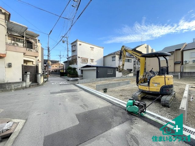 寝屋川市仁和寺本町　新築一戸建ての前面道路含む現地写真|周辺は落ち着いた街並みの住宅地！子育てがしやすい住環境です！まだ未完成ですが、現地でしかわからない事もございます。是非一度ご覧ください。