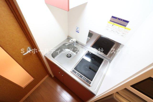レオパレス羽崎のキッチン|お掃除らくらくの２口ラジエントヒーターを採用
