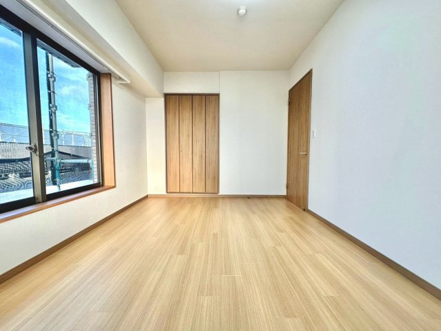 ステージ山手台サウス弐番館の洋室|自然光と調和した明るい空間が、日々の暮らしに安らぎをもたらします。