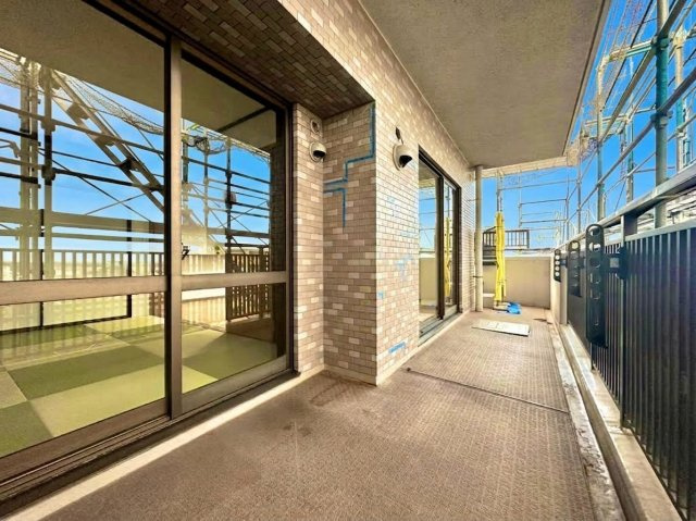 ステージ山手台サウス弐番館のバルコニー|ゆとりある広さを確保し、実用性と快適性を兼ね備えたバルコニーです。