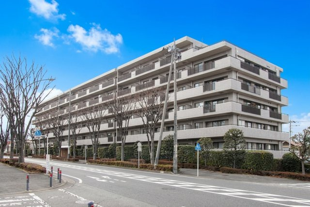 ステージ山手台サウス弐番館の外観|ステージ山手台サウス二番館周辺は整然とした戸建て住宅街が広がり、大型スーパー、ドラッグストアが至近です。