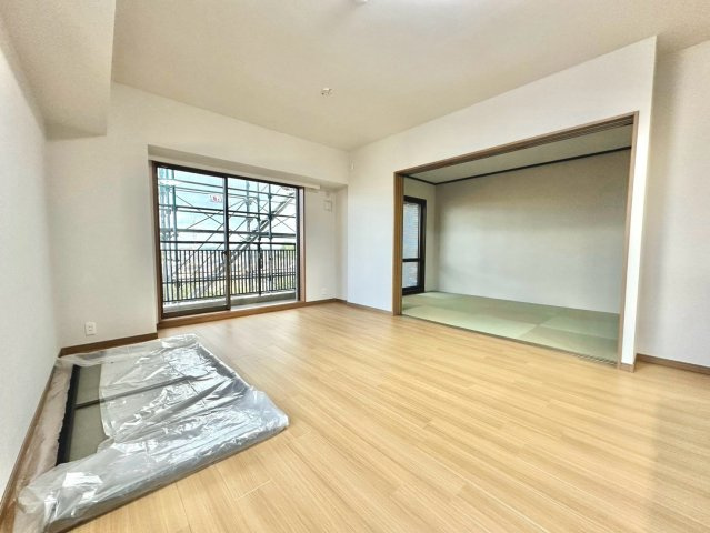 ステージ山手台サウス弐番館の居間・リビング|家族が自然と集まる中心空間として、快適性とデザイン性を両立した魅力的なリビングです。