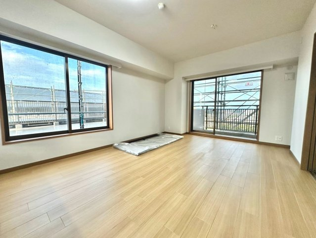 ステージ山手台サウス弐番館の居間・リビング|ゆとりある広さを確保したリビングは家具配置の自由度も高く、ご家族それぞれの時間と団らんを心地よく両立できる設計です。