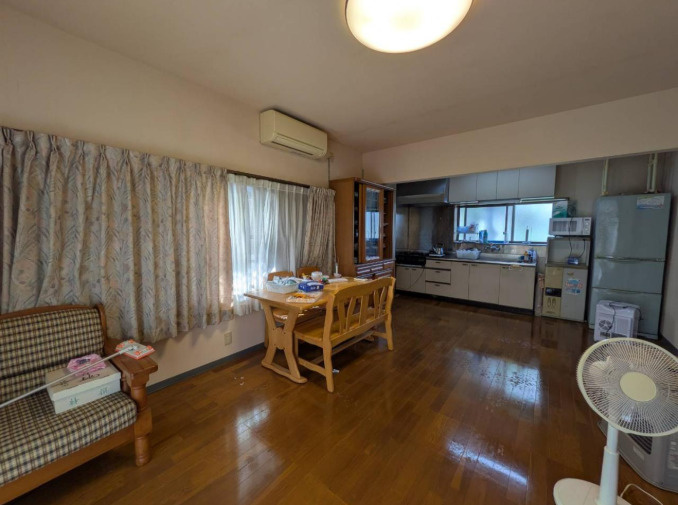 「静かな住環境の4LDK」高知市春野町東諸木　中古一戸建ての居間・リビング|落ち着いた色合いのフローリングはくつろぎ空間にぴったり♪