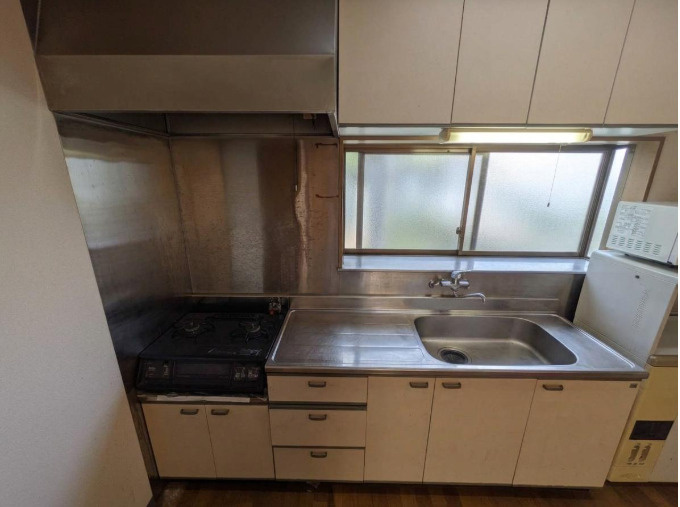 「静かな住環境の4LDK」高知市春野町東諸木　中古一戸建てのキッチン|窓からの自然光で手元が明るいキッチン◎