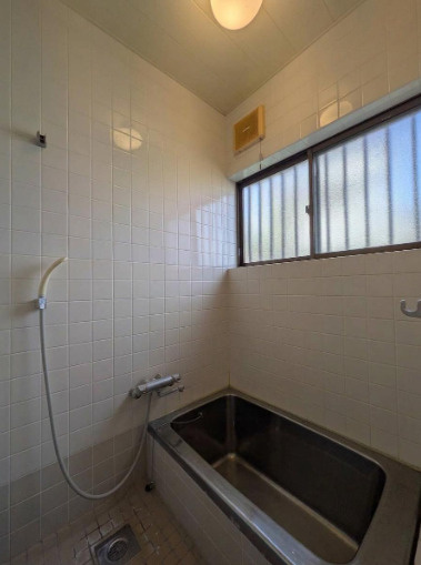 「静かな住環境の4LDK」高知市春野町東諸木　中古一戸建ての浴室|お掃除しやすい実用的なサイズの浴槽☆窓付きで換気◎