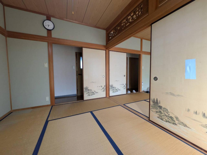 「静かな住環境の4LDK」高知市春野町東諸木　中古一戸建ての和室|落ち着いた雰囲気の和室は、襖を開放して空間を広く使うこともできます♪