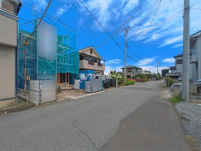越谷市向畑　新築一戸建ての前面道路含む現地写真