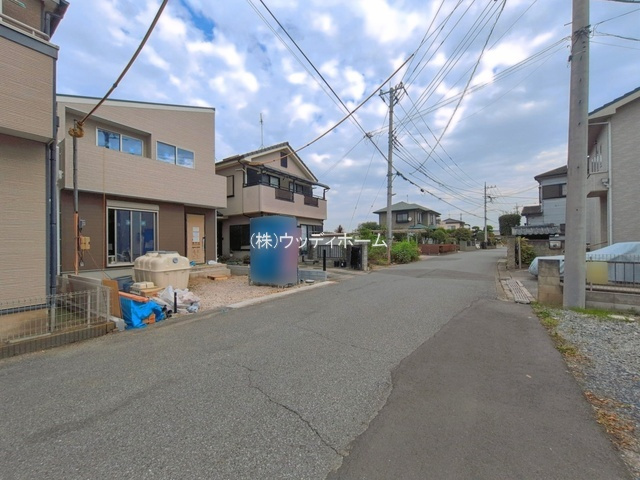 越谷市向畑　新築一戸建ての前面道路含む現地写真