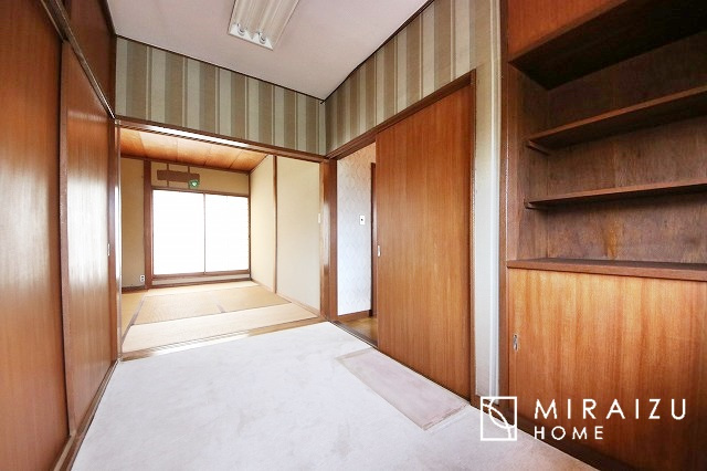 【洋室】 | 小鳥の鳴き声で目覚める朝、爽やかな風が入ります。太陽の陽射しでお洗濯物がカラッと乾き、気持ちの良い洋服とお布団で快適に過ごせます。