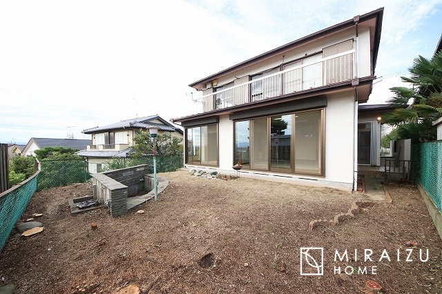 【庭】 | 青く澄み渡った綺麗な空と、陽の光をたっぷりと受ける、そんな住宅で新生活をスタートしてみませんか？見学・ご相談等、ミライズホーム(株)までお気軽にご連絡下さい♪
