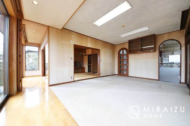 【居間・リビング】 | 陽当たりが心地の良いリビング空間です。日中はカーテンを開けて自然な光を取り込みリラックスして過ごしたいですね、照明器具もセンスの良いものを使いたいですね。