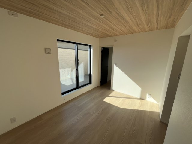 半田市亀崎高根町1期　1号棟の洋室|バルコニーに面した主寝室！明るい光がさしこむ居心地の良い空間です。大型ウォークインクローゼットは毎日の身支度も快適に♪