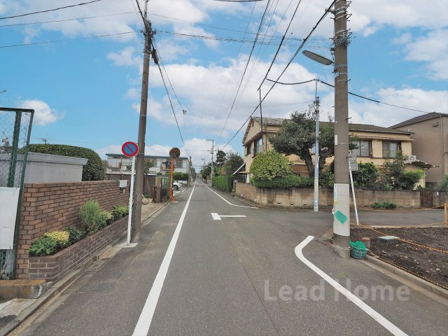【前面道路含む現地写真】 | 世田谷区上用賀3丁目 | 見通しが良く綺麗に舗装された前面道路です！お子様の毎日の通学やベビーカーでのお散歩も安心ですね♪