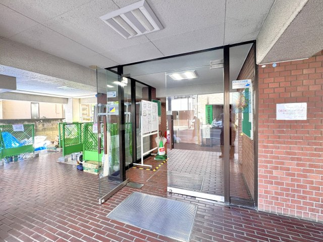 グランドメゾン西新井のエントランス|ドキドキの新生活も、安心してスタート。ぴったりの住まいを見つけませんか？クランディアが一緒に住まい選びをサポートします‼　まずは、お気軽にお問合せください　＃クランディア