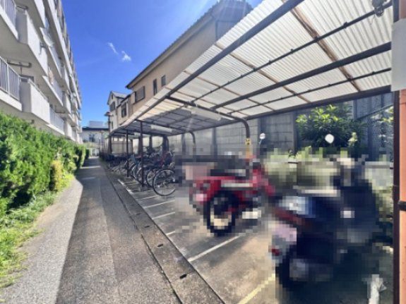 グランドメゾン西新井の駐輪場|ドキドキの新生活も、安心してスタート。ぴったりの住まいを見つけませんか？クランディアが一緒に住まい選びをサポートします‼　まずは、お気軽にお問合せください　＃クランディア