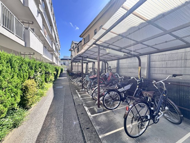 グランドメゾン西新井の駐輪場|ドキドキの新生活も、安心してスタート。ぴったりの住まいを見つけませんか？クランディアが一緒に住まい選びをサポートします‼　まずは、お気軽にお問合せください　＃クランディア