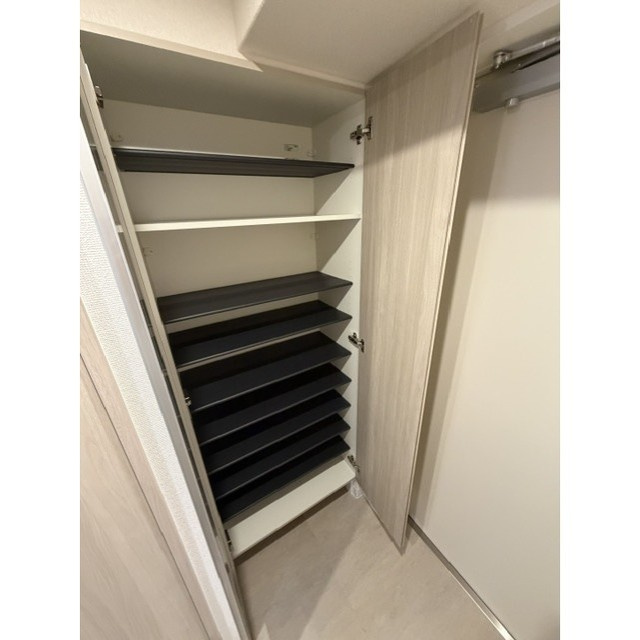 アドバンス北大阪フィーノの玄関