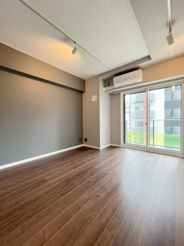 「防音マンション」ＴＲＡＣＫ両国の居間・リビング|居室は最大70デシベルを遮音する二重壁、床も遮音等級の高いものを使用しています