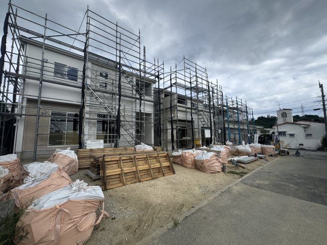 うるま市勝連南風原2期（全3棟）2号棟の前面道路含む現地写真|※南西側公道3.9m♪