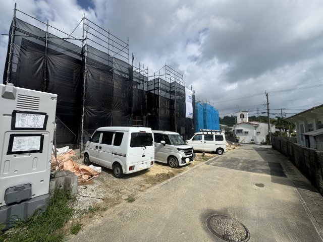 うるま市勝連南風原2期（全3棟）2号棟の前面道路含む現地写真|※南西側公道3.9m♪