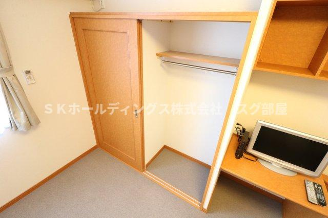 レオパレス羽崎の収納|大切な衣類を収納出来る大型クローゼットあり