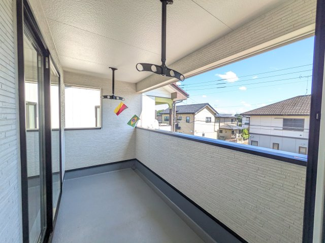 阿見町上長　第1　新築戸建てのバルコニー|人気のインナーバルコニー。室内と一体感があり、雨の日のお子様の遊び場や、ペットの安全な外気浴スペースにも最適です♪