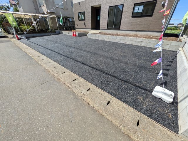 阿見町上長　第1　新築戸建ての駐車場|駐車5台以上可能で、出し入れしやすいゆとりのカースペース。
月々の駐車場代が不要な点も大きな魅力です。