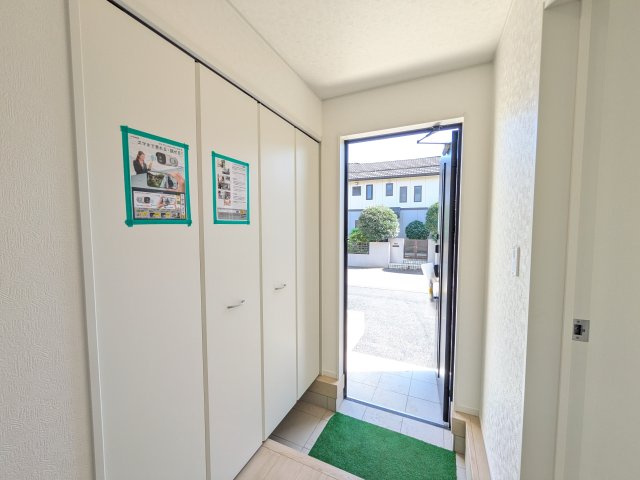 阿見町上長　第1　新築戸建ての玄関|家族全員の靴がスッキリ片付く大容量シューズボックス完備。お客様を気持ちよく迎えられる、明るく清潔感あふれる玄関です。