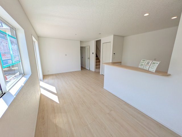 阿見町上長　第1　新築戸建ての居間・リビング|家族の会話が自然と弾む、広々としたゆとりのLDK。南西向きの窓からたっぷりの光が射し込む明るく快適な空間です。