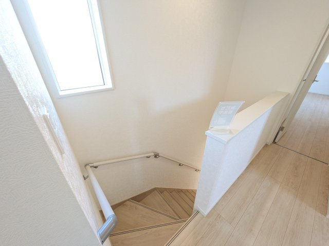 阿見町上長　第1　新築戸建ての内装|窓付きで明るい階段は、手すり付きでお子様からご年配の方まで安心して上り下りができます♪