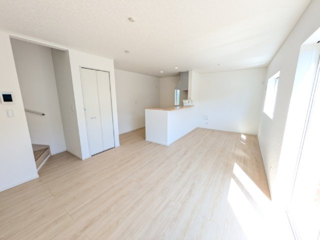 阿見町上長　第1　新築戸建ての居間・リビング|居心地の良いデザインと機能性を両立。ご友人を招いたり、趣味を楽しんだり、様々なシーンで活躍する団らんの中心地です。