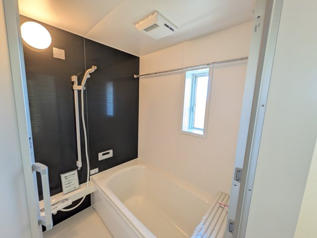 阿見町上長　第1　新築戸建ての浴室|1坪タイプのゆったりとしたバスルームは浴室暖房換気乾燥機付きで、どんな季節でも快適なバスタイムを満喫出来ます♪ 窓付きで明るく開放的なところも良いですね！