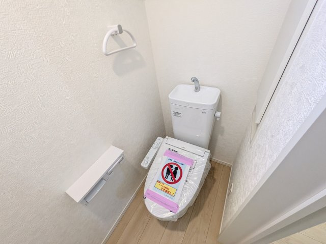 阿見町上長　第1　新築戸建てのトイレ|少ない水でもパワフルに洗浄する節水設計。清潔さと機能性を両立させた、毎日気持ち良く使えるトイレ空間です。