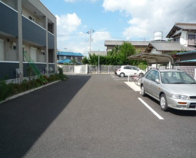 ウィステリアシャトーの駐車場