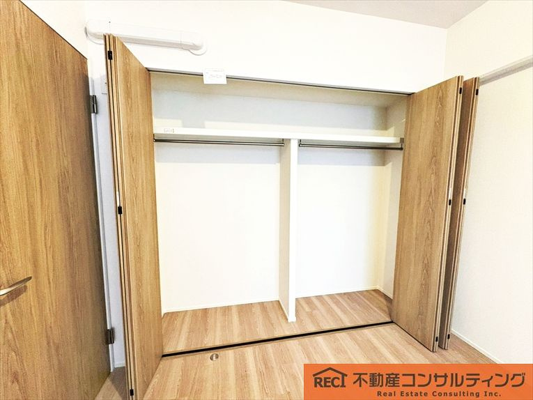ファミール東灘の駐車場